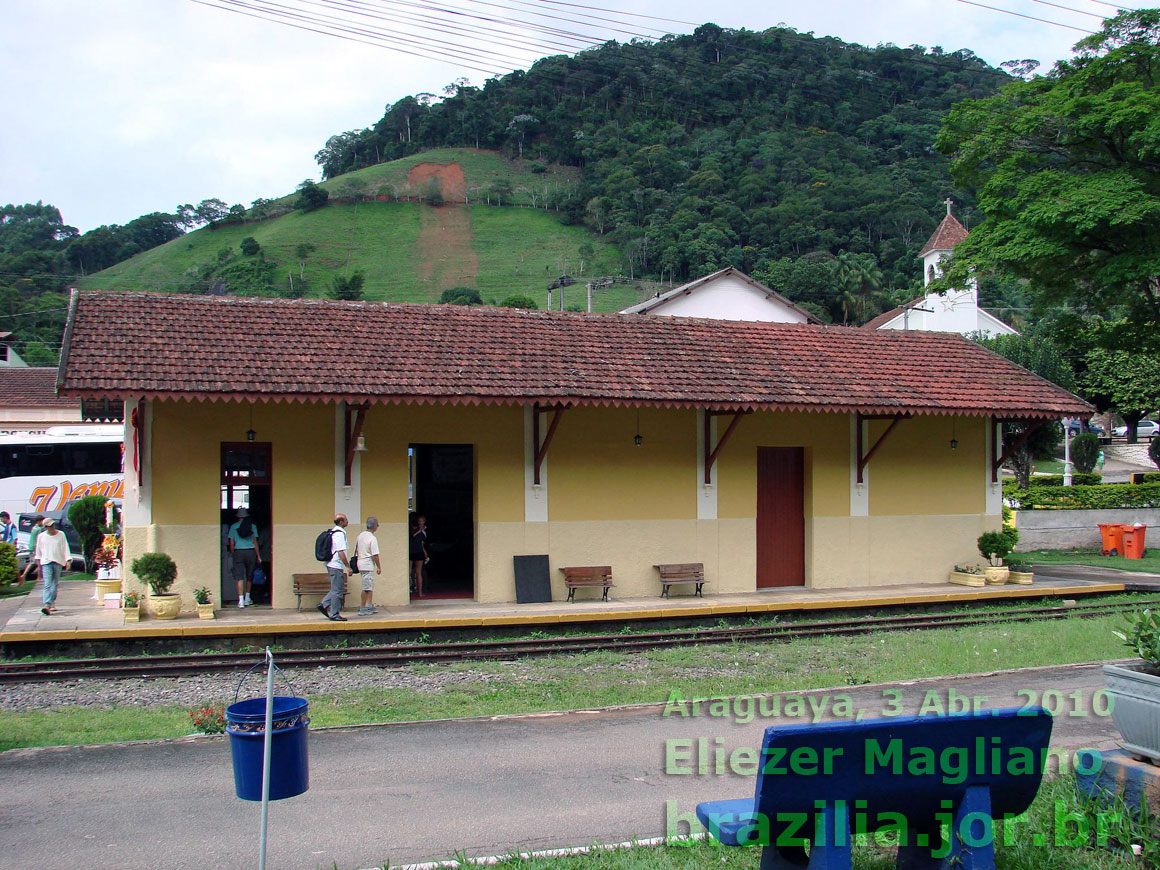 Turistas na estação ferroviária de Araguaya, ponto final do Trem das Montanhas Capixabas