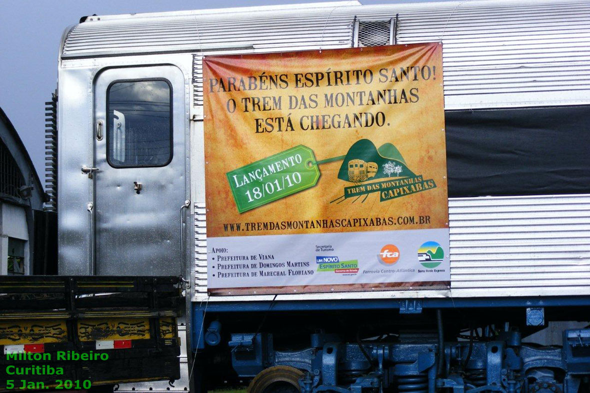 Cartaz afixado ao trem para divulgação do trem turístico ao longo do trajeto do Paraná ao Espírito Santo. Observe a previsão do Trem das Montanhas Capixabas: 18 de janeiro