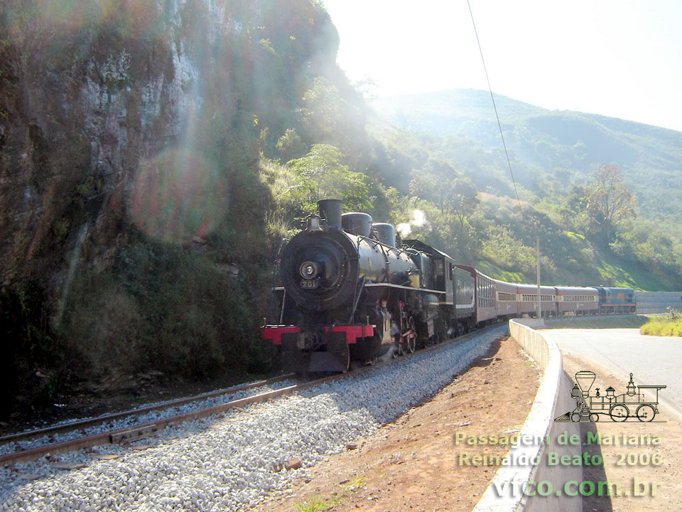 O trem turístico na Passagem de Mariana em 2006: locomotiva a vapor Santa Fé (2-10-2) puxando 4 vagões com auxílio da diesel G8 na cauda