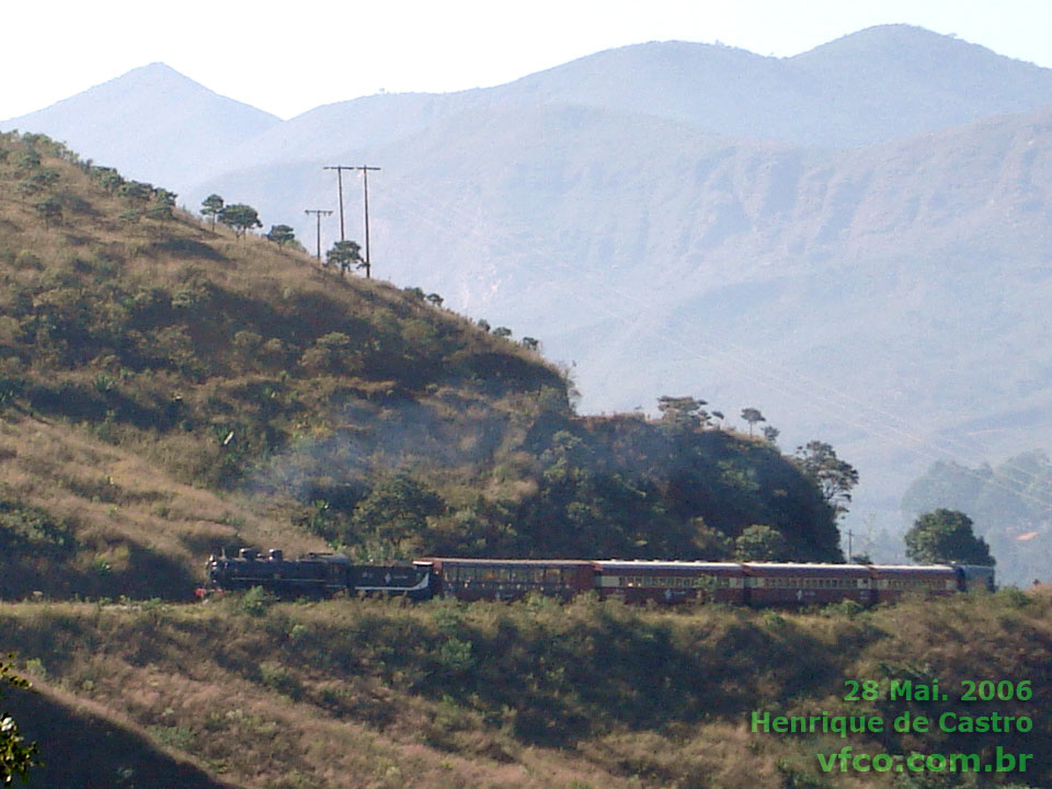 Trem Ouro Preto - Mariana em 2006: locomotiva a vapor Santa Fé (2-10-2) puxando 4 vagões com auxílio da diesel G8 na cauda