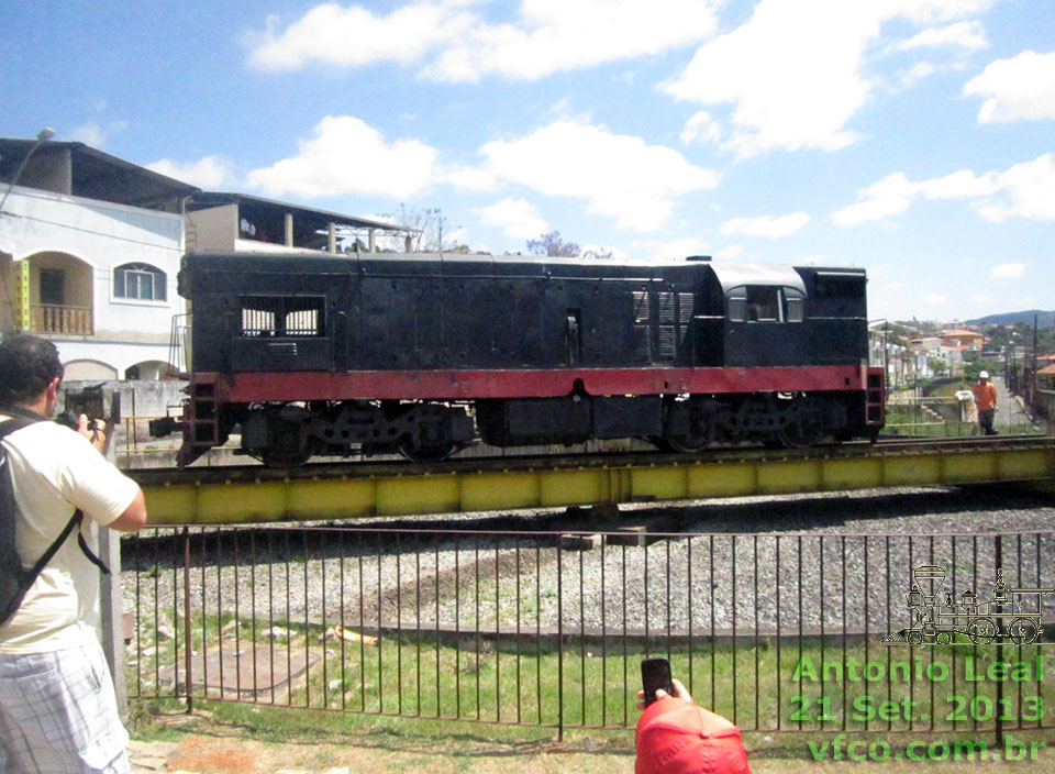 Virando a locomotiva G8 nº 4066 FCA no girador, na estação de Mariana