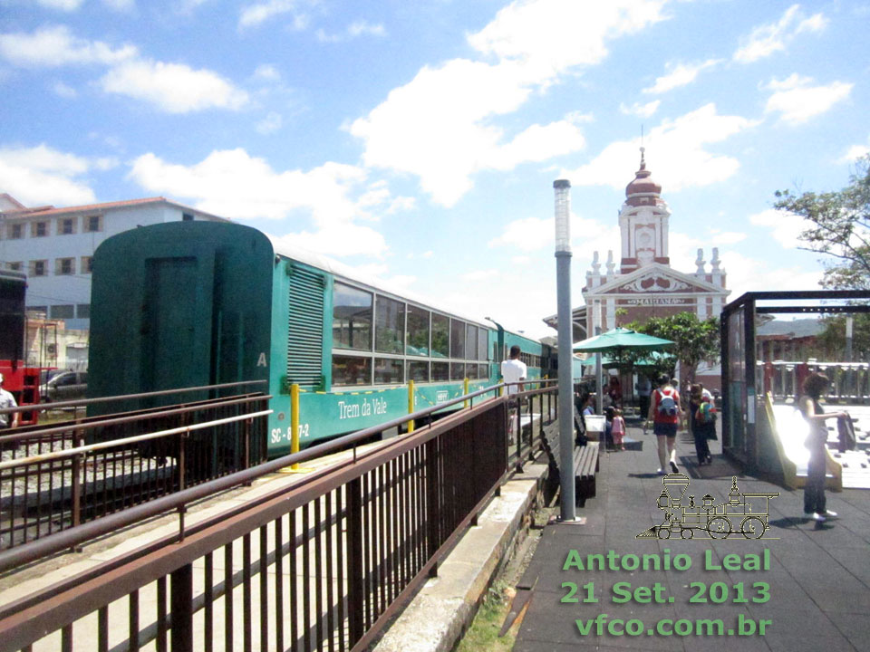 Carro panorâmico do trem turístico na estação ferroviária de Mariana