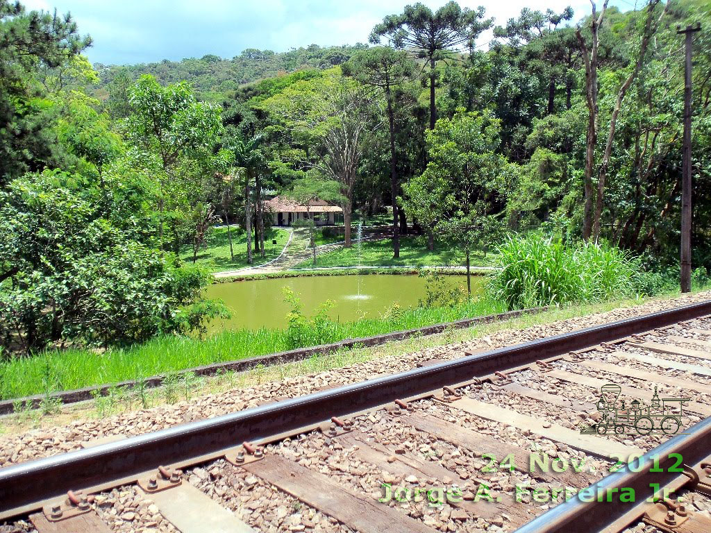 Museu de Cabangu, visto dos trilhos da ferrovia