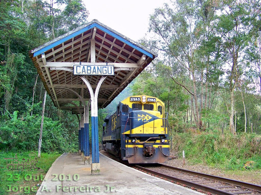 Locomotiva GE C30-7 nº 3784-5 MRS na estação ferroviária (estribo) de Cabangu