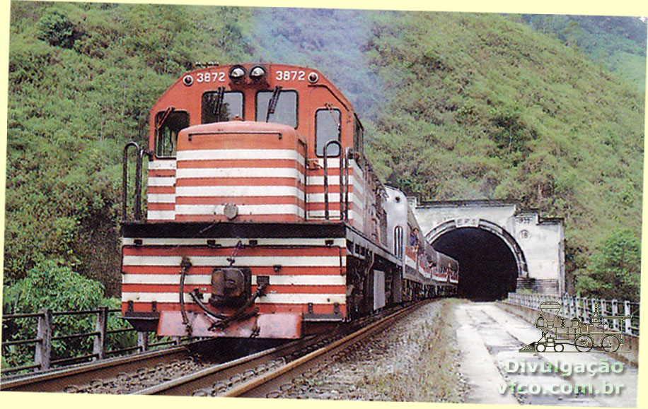 Locomotiva U20C nº 3872 Fepasa com o trem turístico São Paulo - Santos, lançado em 1990