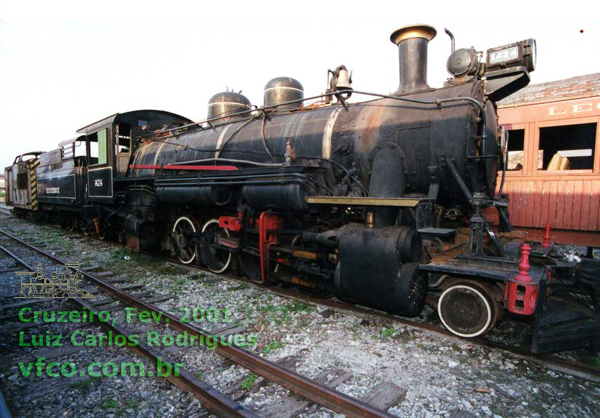 Locomotiva 1424 EFCB aguardando reforma na ABPF Sul de Minas em 2001