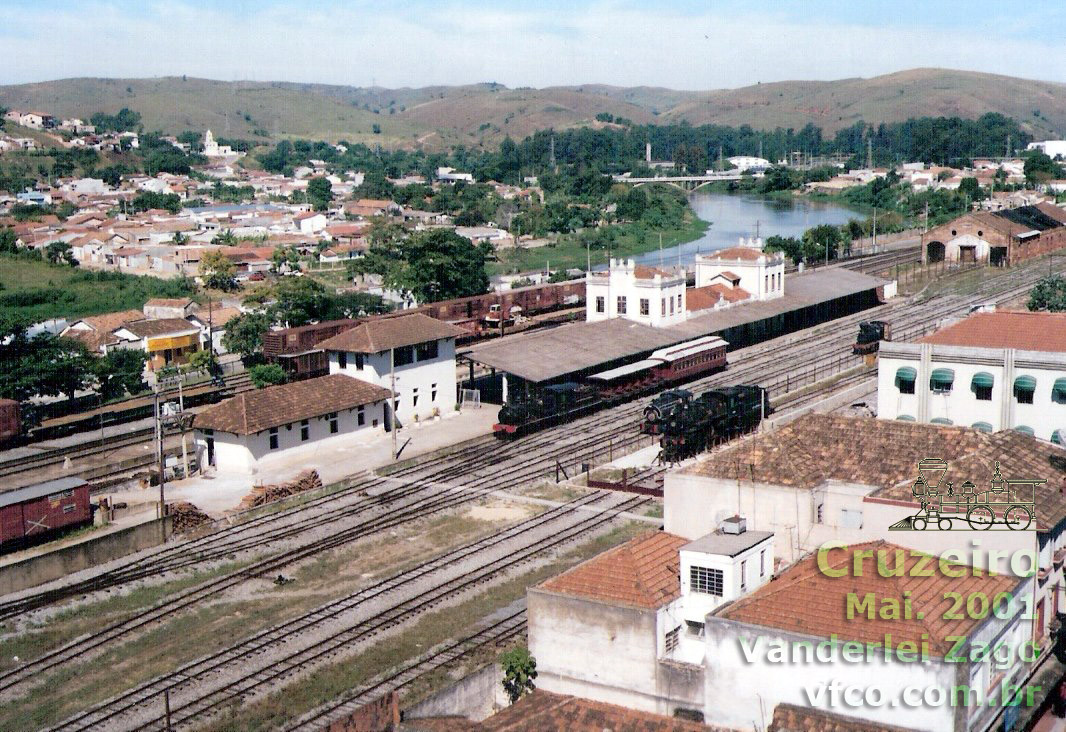 Locomotiva 327 com o trem turístico da ABPF Sul de Minas na estação ferroviária de Cruzeiro (lado RMV)