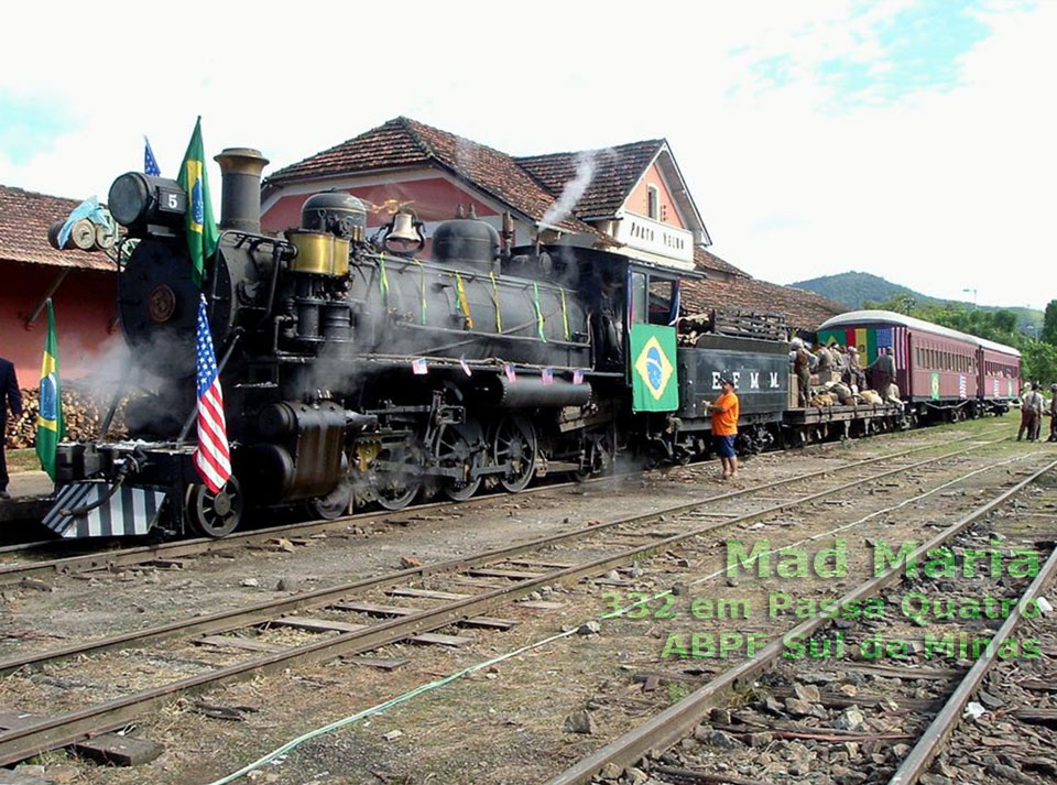 Locomotiva 332 caracterizada como nº 5 da EF Madeira-Mamoré e a estação com placa de Porto Velho, para filmagem da mini-série “Mad Maria”
