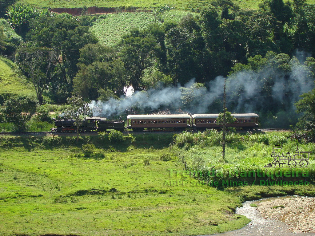 Locomotiva a vapor nº 332 subindo a serra da Mantiqueira com o trem turístico