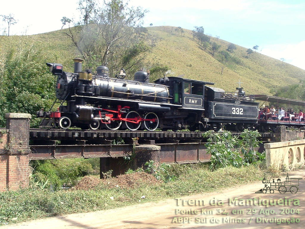 Locomotiva a vapor nº 332 com o antigo Trem da Serra da Mantiqueira sobre a ponte do quilômetro 32, em meados de 2004