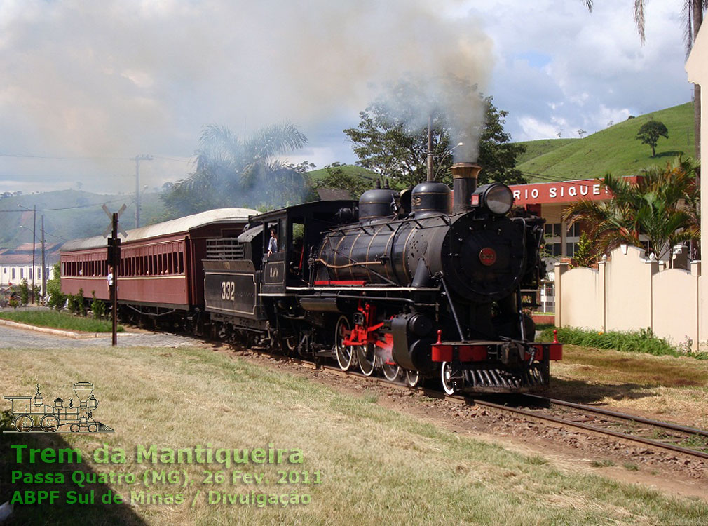 Locomotiva a vapor nº 332 saindo da estação ferroviária de Passa Quatro (MG) com o Trem da Serra da Mantiqueira