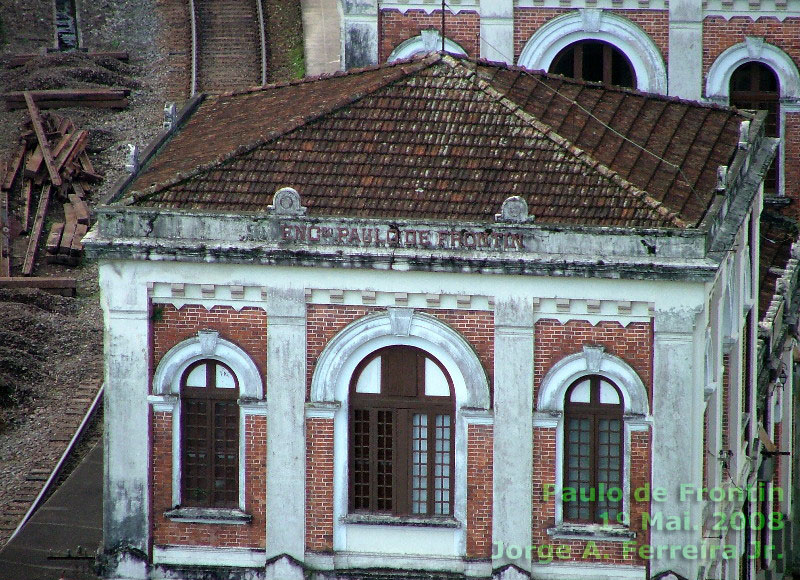 Detalhe lateral do prédio da estação ferroviária Engenheiro Paulo de Frontin