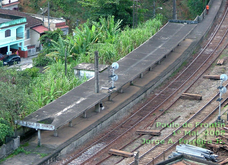 Plataforma auxiliar da estação ferroviária Engenheiro Paulo de Frontin, em curva