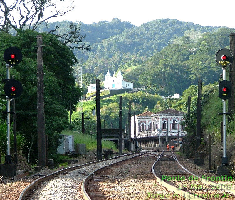 Estação ferroviária Engenheiro Paulo de Frontin em 2008, com a igreja Nossa Senhora da Soledade no alto, ao fundo