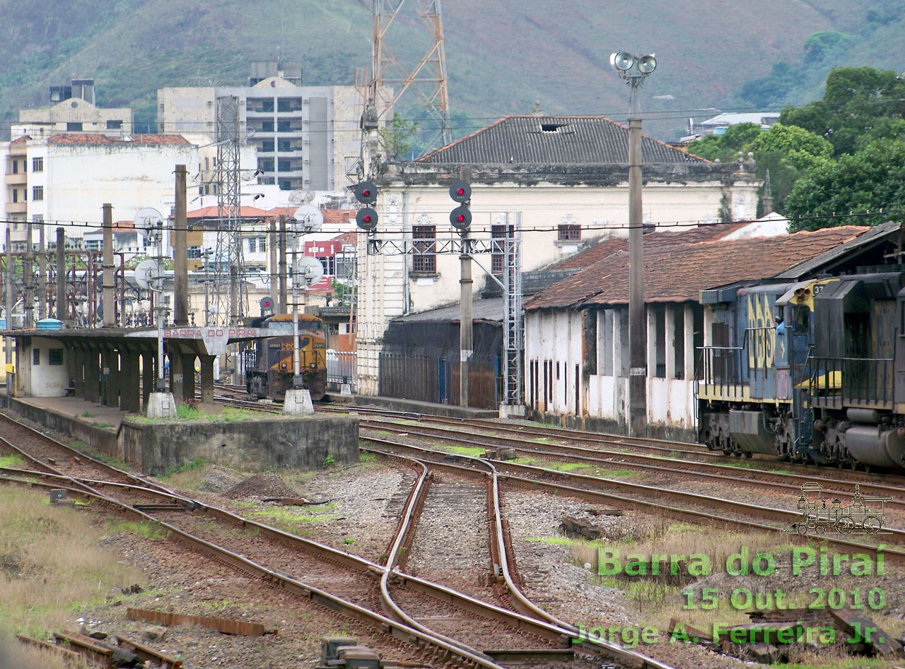 Estação ferroviária de Barra do Piraí e plataforma entre os trilhos