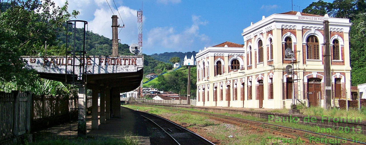 Estação ferroviária Engenheiro Paulo de Frontin e plataforma externa de passageiros, em Janeiro de 2013