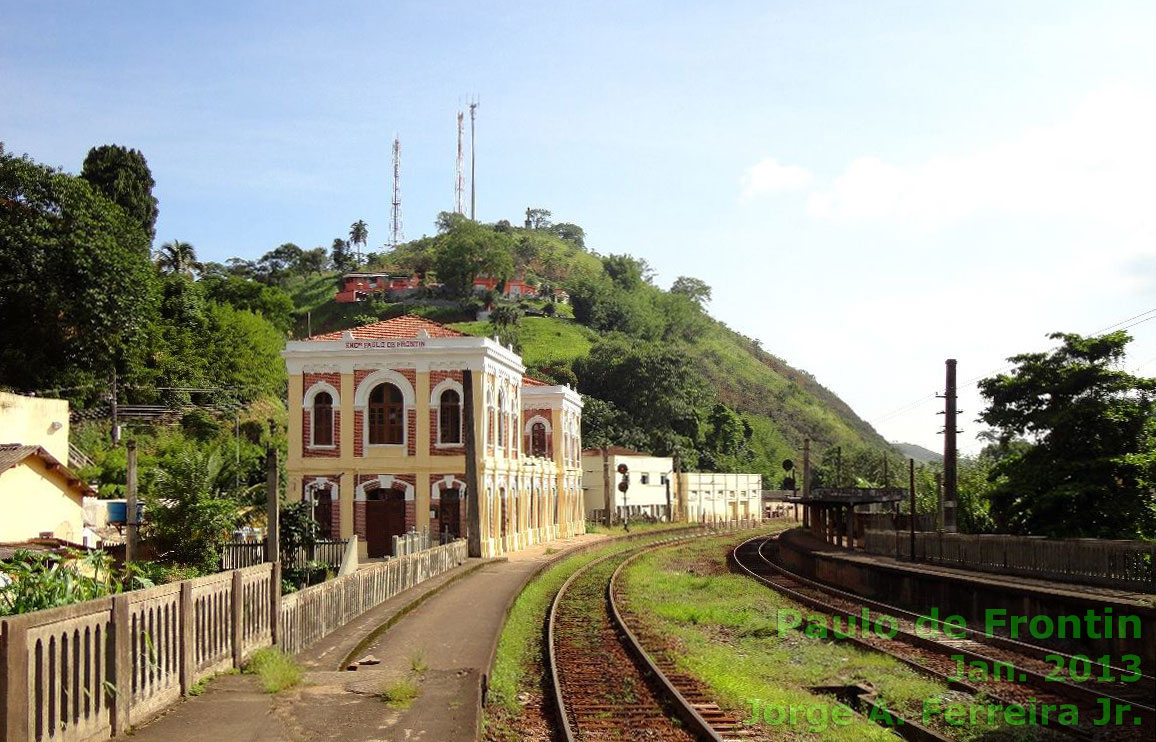 Estação ferroviária Engenheiro Paulo de Frontin vista desde o viaduto, em Janeiro de 2013