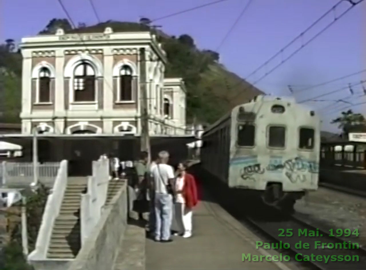 Trem Barrinha partindo da estação ferroviária de Paulo de Frontin em 1994