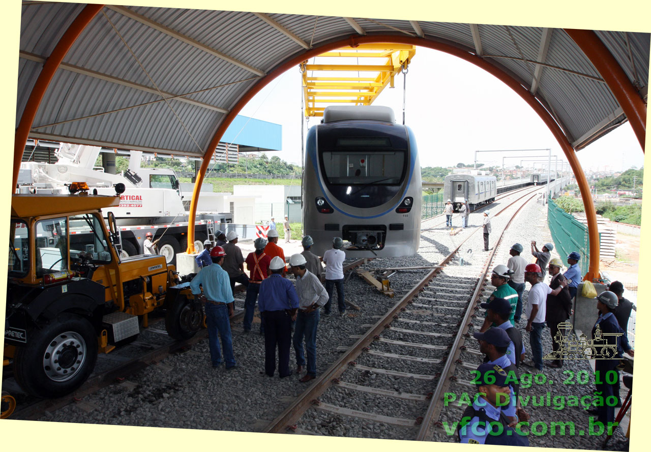 Panorâmica da colocação dos trens do Metrô de Salvador nos trilhos, em Agosto de 2010