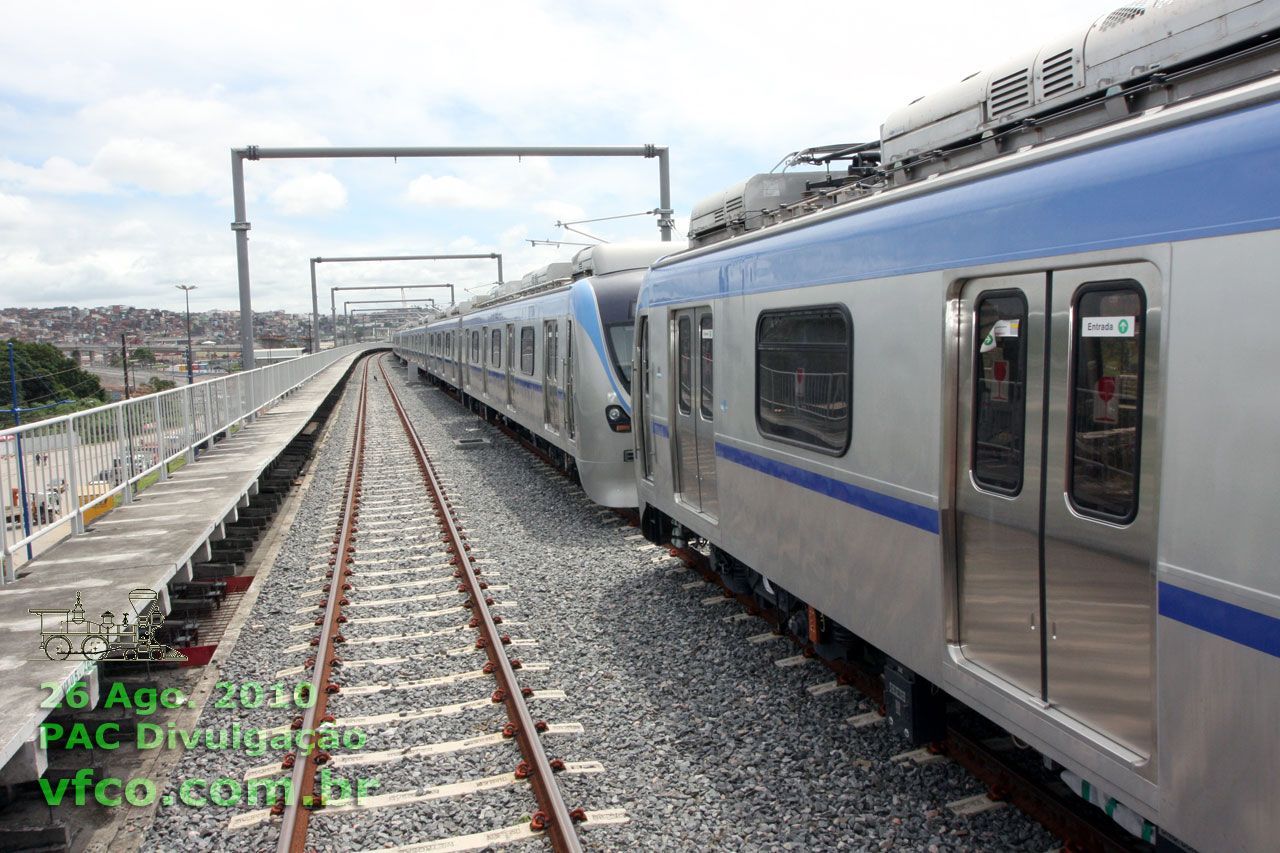 Trens do Metrô de Salvador já encarrilados, com o detalhe do teto dos carros-motores