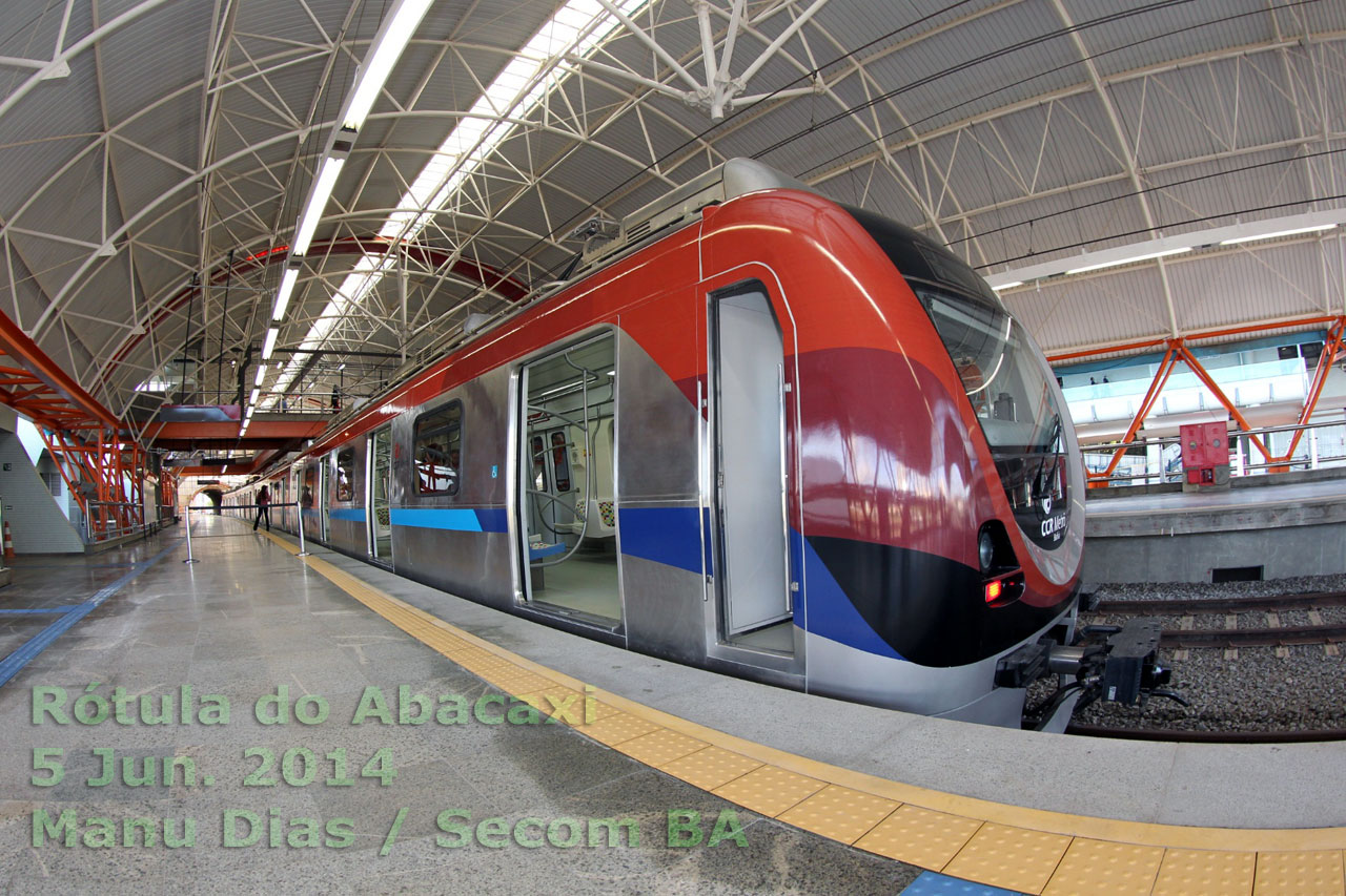 Trem do Metrô de Salvador na estação Acesso Norte, próxima à Ròtula do Abacaxi