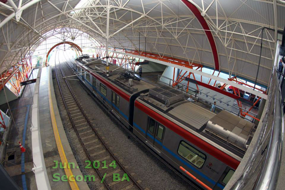 Vista superior do trem do Metrô de Salvador, aparentemente na estação Acesso Norte, próxima à Ròtula do Abacaxi