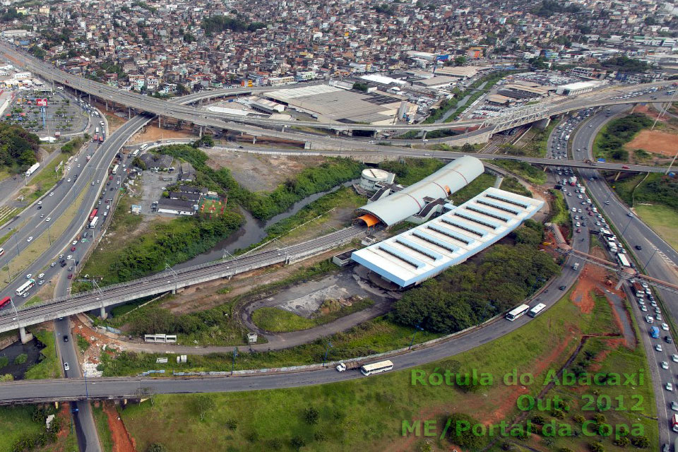 Estação Acesso Norte, do Metrô de Salvador, junto ao complexo viário da Rótula do Abacaxi, na Via Expressa Baía de Todos os Santos