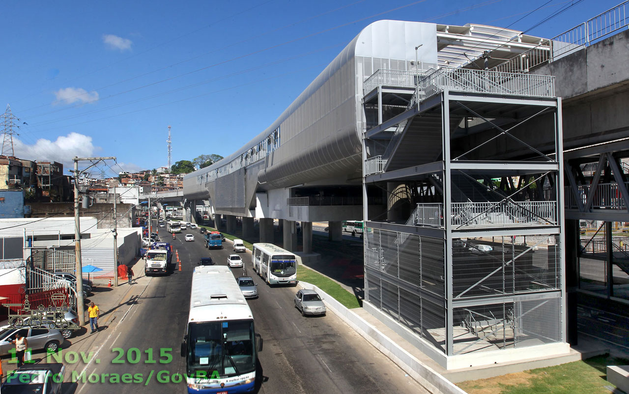 Vista externa da estação Bonocô, do lado norte da avenida Mário Leal Ferreira