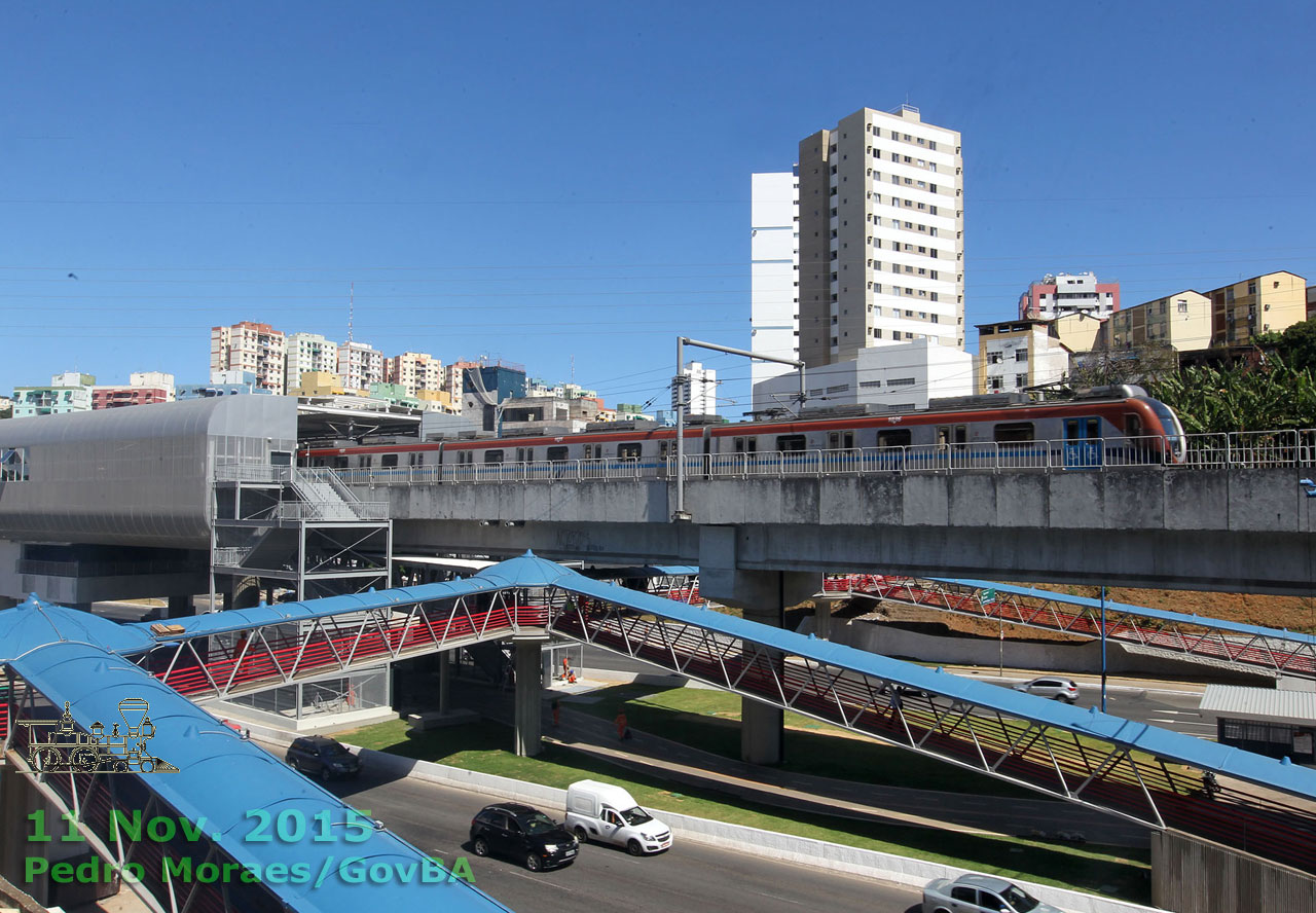 Trem saindo da estação Bonocô, do Metrô de Salvador