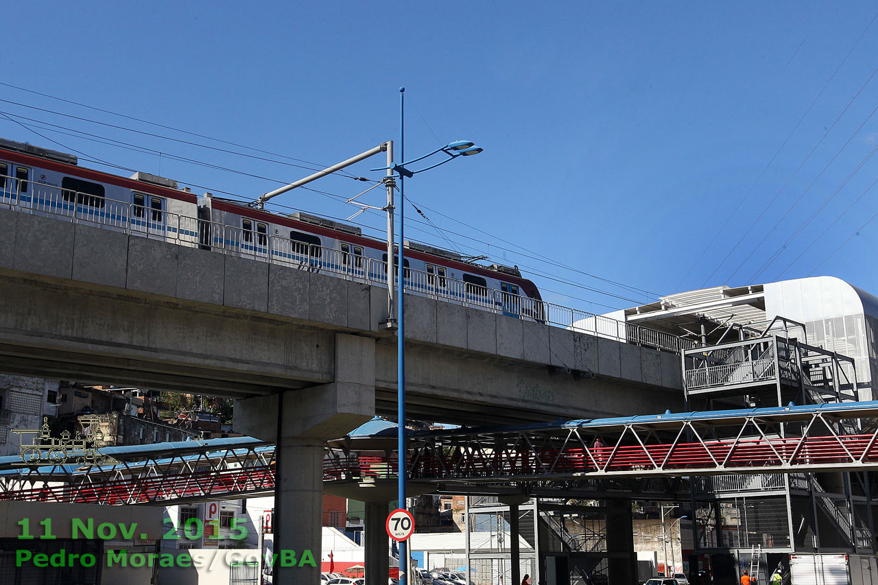 Trem chegando à estação Bonocô, do Metrô de Salvador