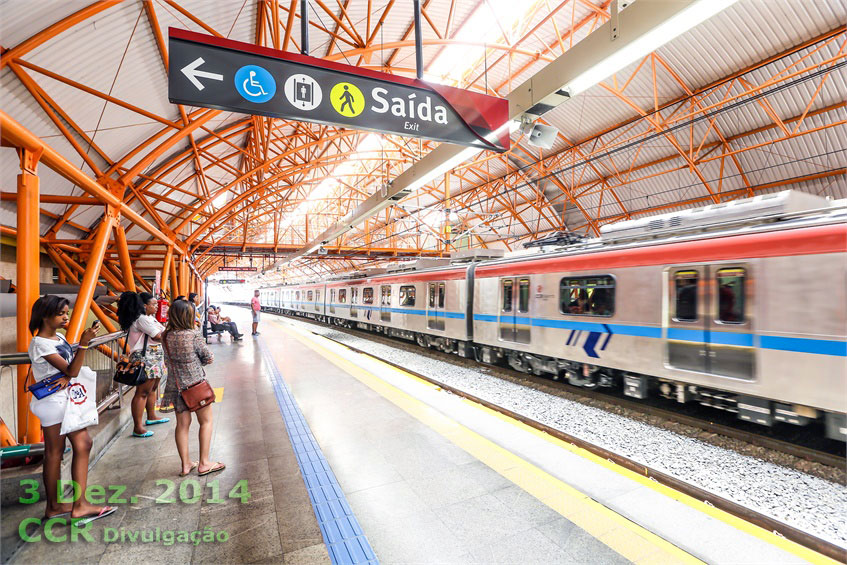 Trem na plataforma da estação Brotas, do Metrô de Salvador