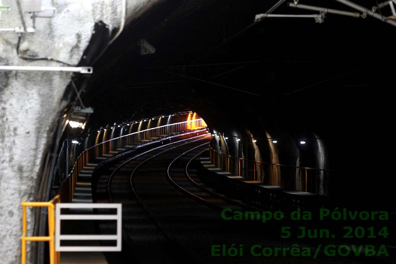 Trilhos em curva no túnel da estação Campo da Pólvora, do Metrô de Salvador
