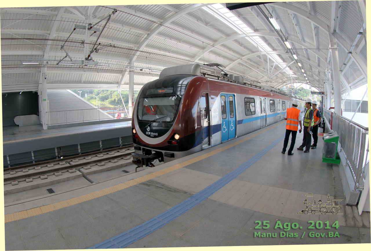 Trem na plataforma da estação Retiro, na manhã da inauguração, em Agosto de 2014