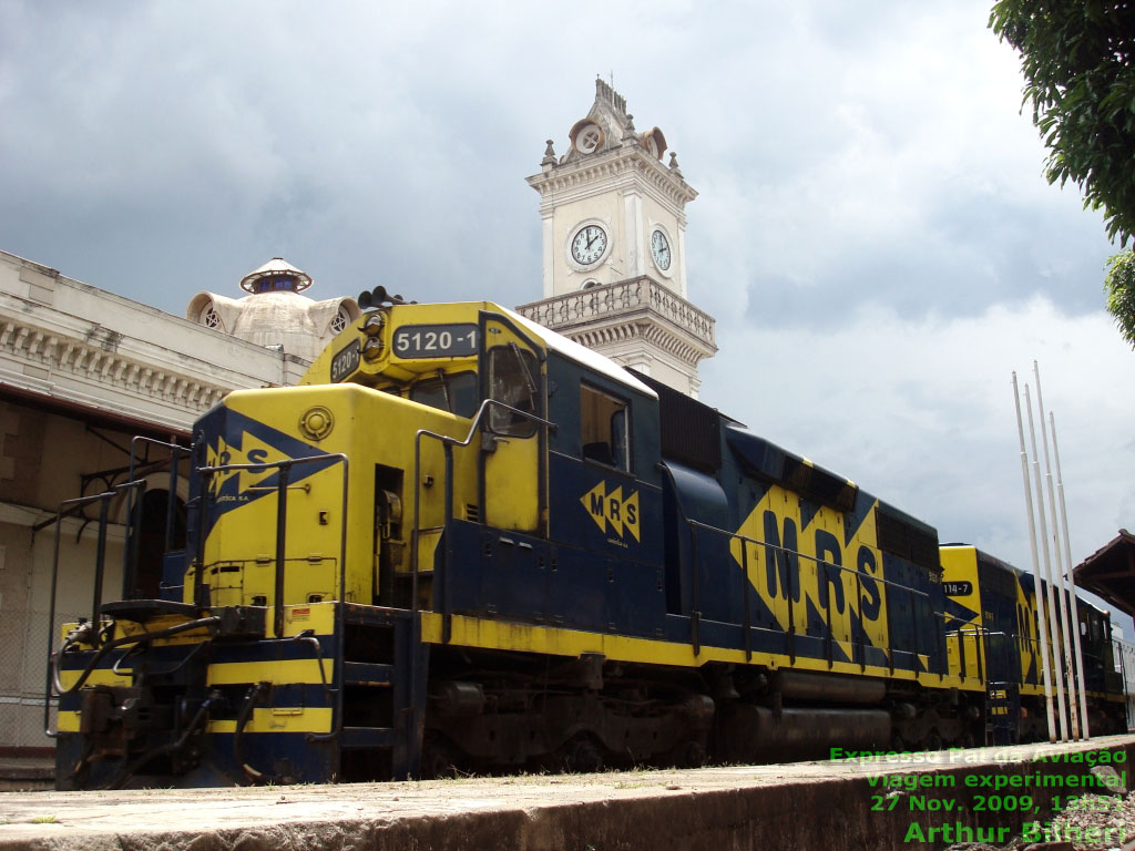 Outra vista da locomotiva SD38M nº 5120-1 da ferrovia MRS, destacada para a viagem experimental do trem turístico 