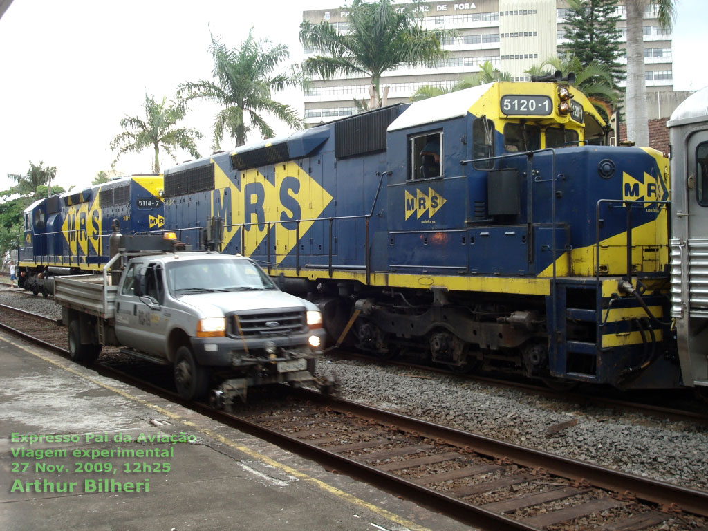 Locomotivas SD38M nº 5114-7 e 5120-1 da ferrovia MRS, utilizadas na viagem experimental do trem turístico