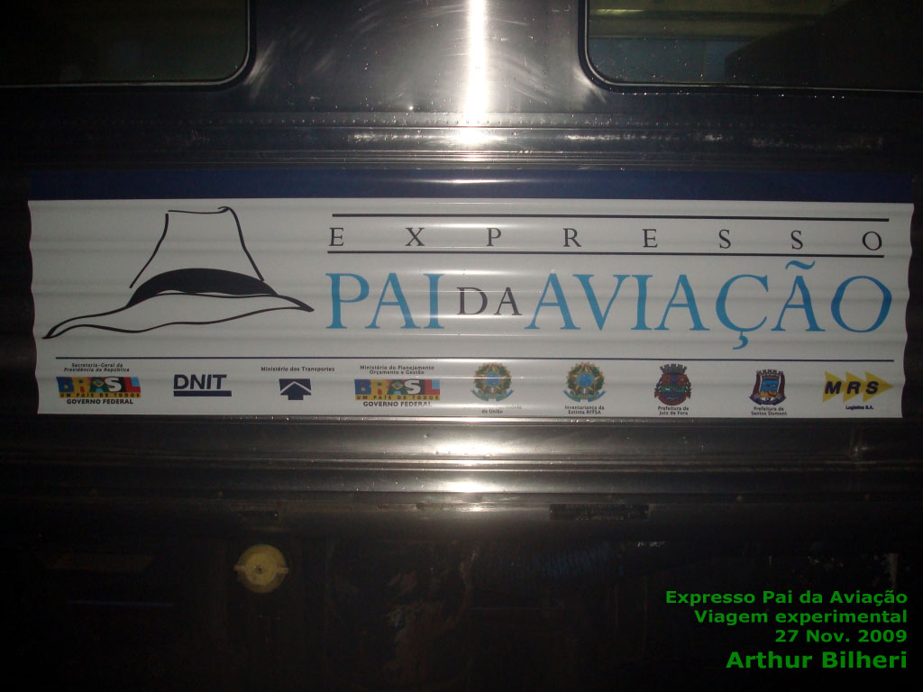 Aspecto noturno da Logomarca do trem turístico, aplicado na lateral do vagão