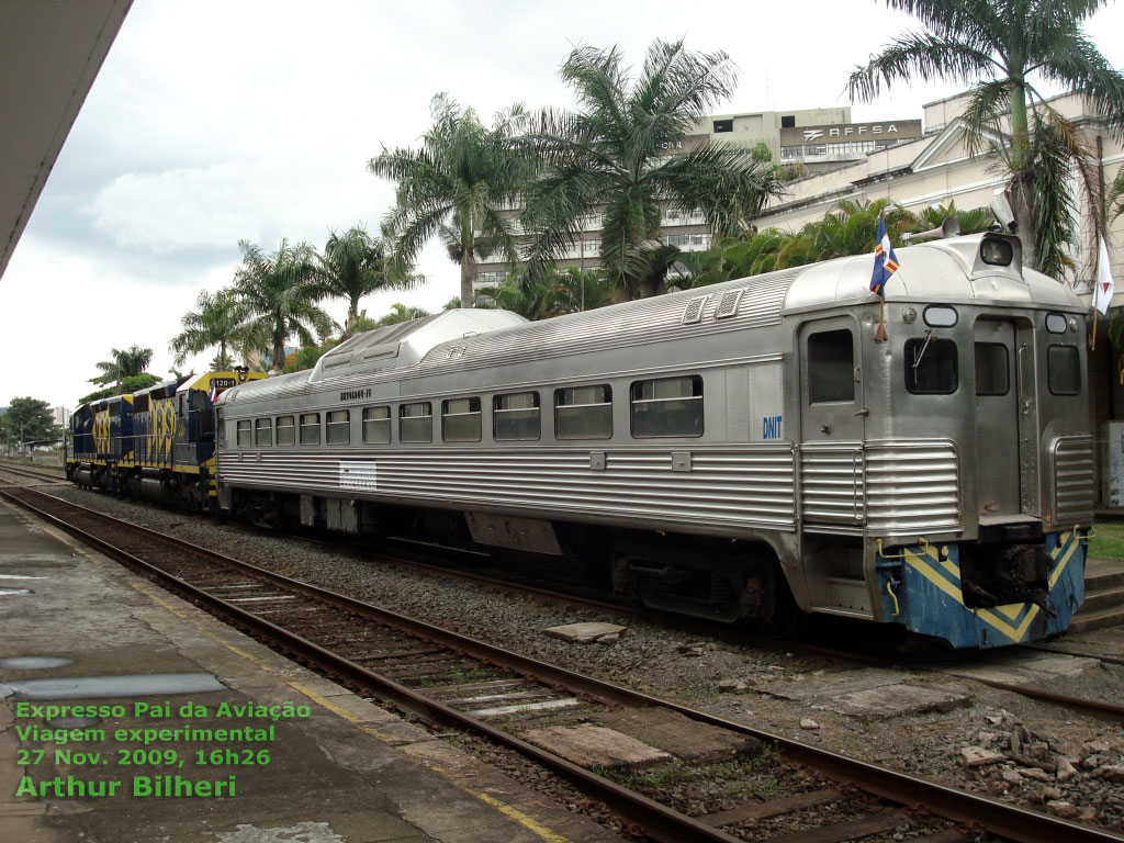 Trem da viagem experimental, formado pela litorina e duas locomotivas