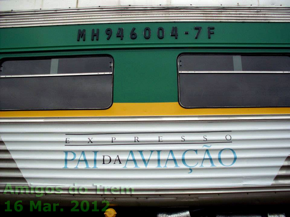 Logomarca do trem turístico Expresso Pai da Aviação na lateral da litorina, em Março de 2012