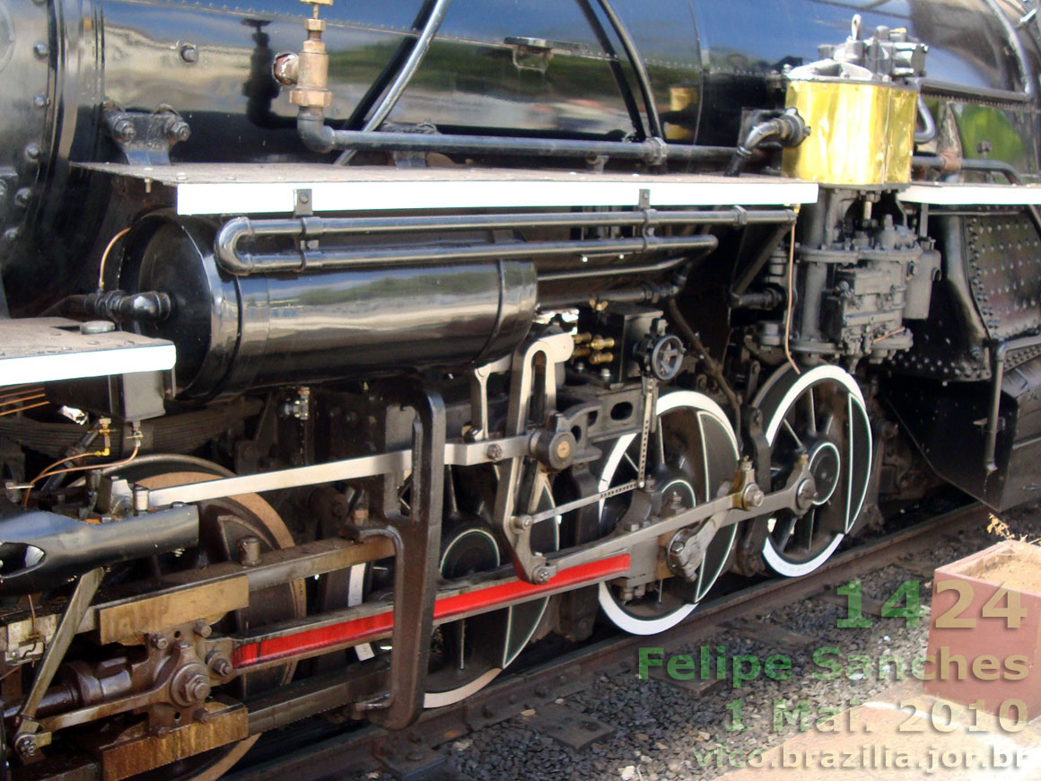 Detalhe da locomotiva 1424, com destaque para as braçagens, que não são pintadas, mas mantidas polidas, como era feito originalmente na Estrada de Ferro Central do Brasil