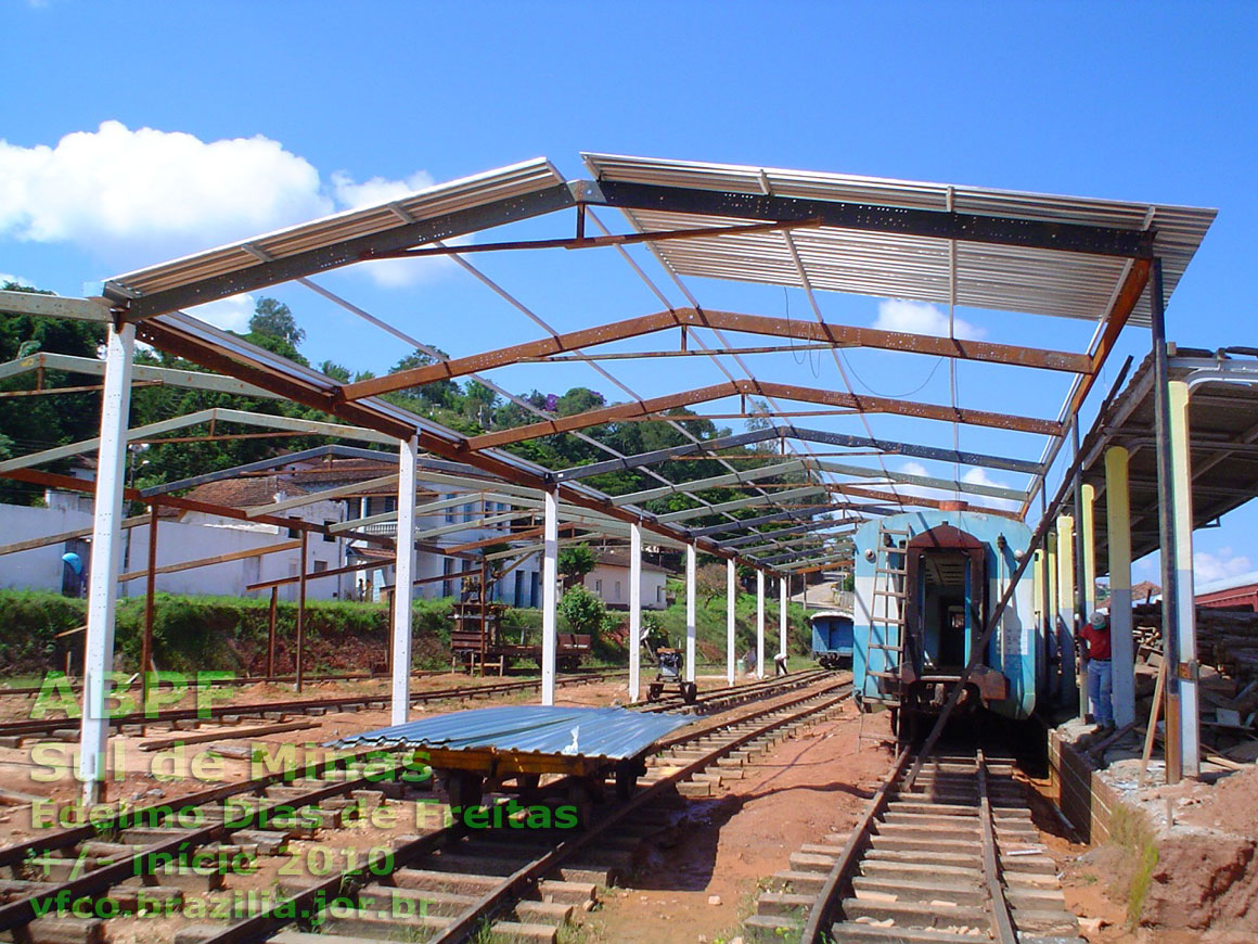 Início da colocação do telhado dos galpões da nova oficina da ABPF Sul de Minas