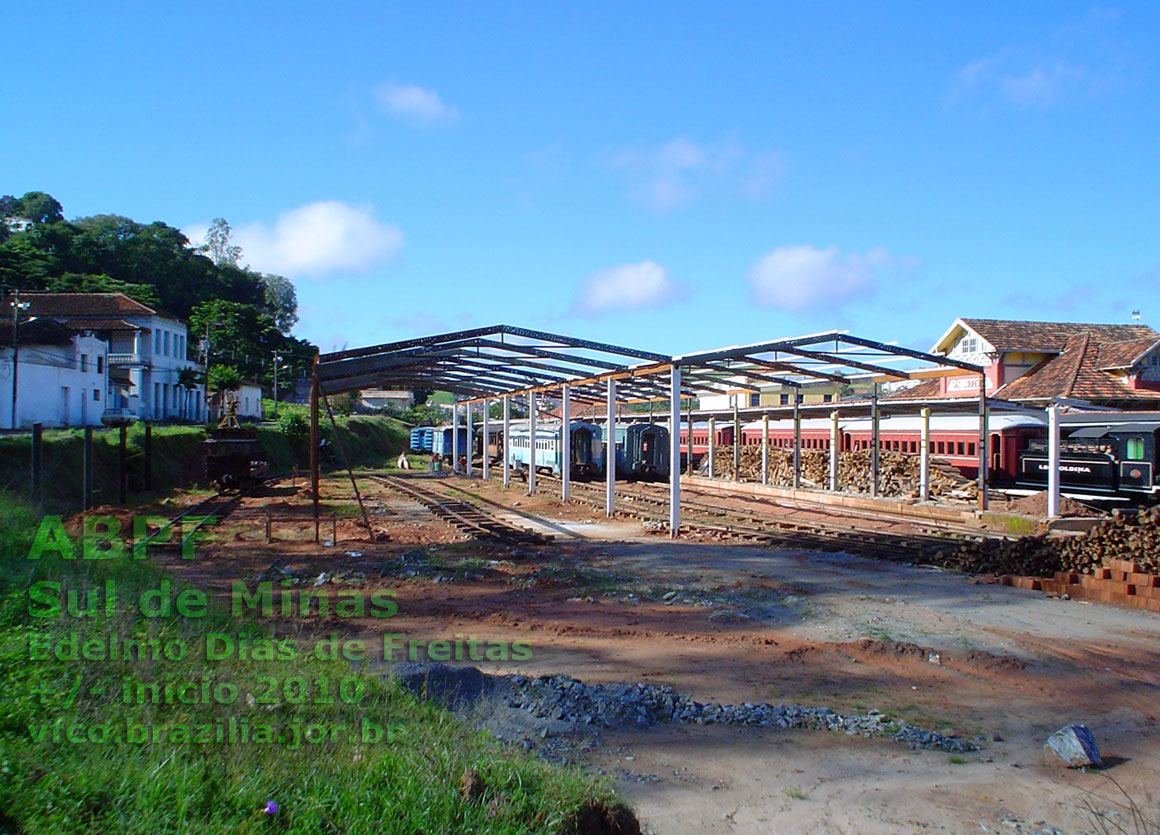 Vista geral da construção do galpão das oficinas ferroviárias e realocação dos trilhos na estação de São Lourenço, sem afetar a movimentação dos vagões e locomotivas