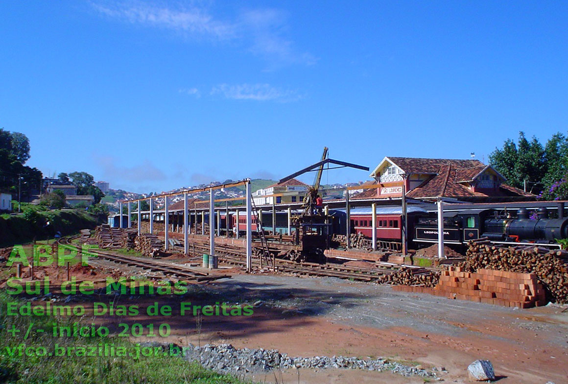 Início da construção dos galpões da nova oficina ferroviária, na fase de montagem das estruturas metálicas