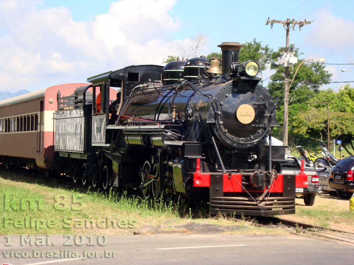 Locomotiva 1424 com o trem turístico no quilômetro 85, próximo à Parada Ramon