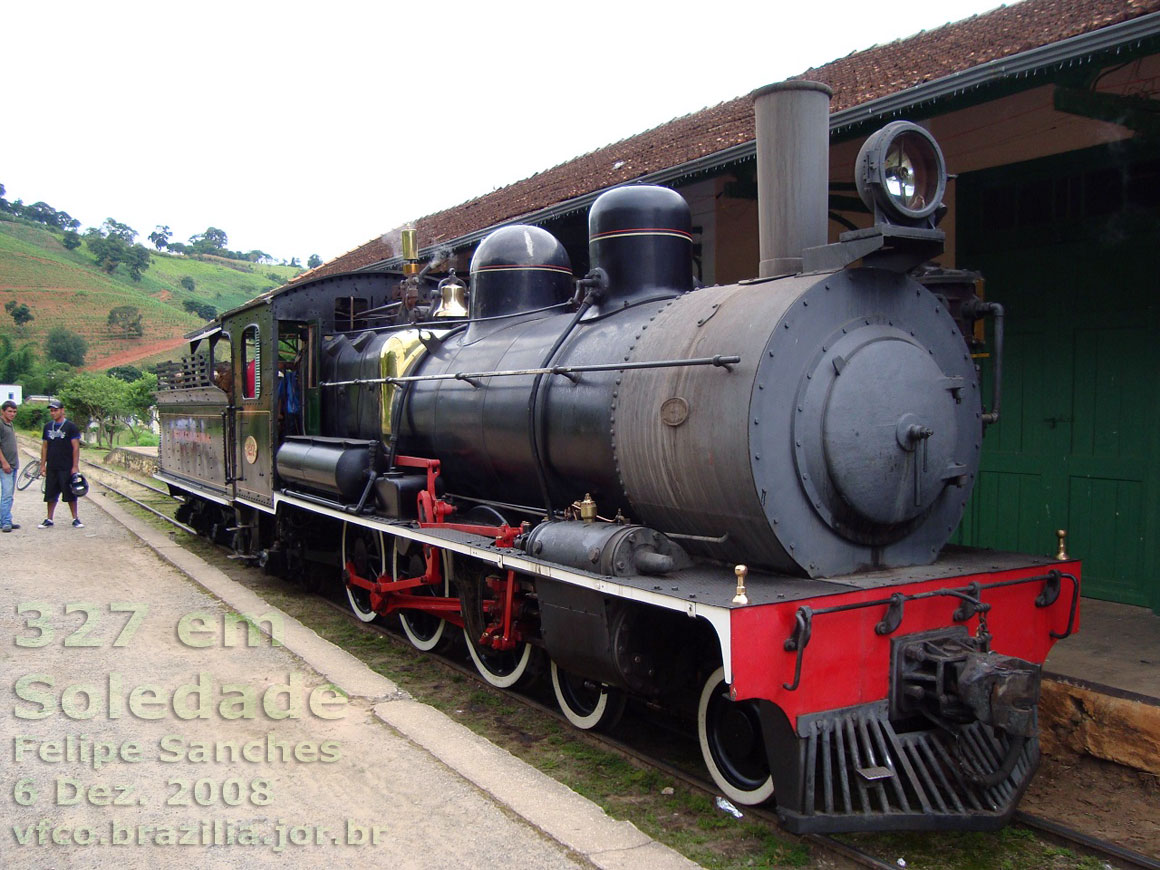 Locomotiva a vapor 327 na plataforma principal da estação ferroviária de Soledade de Minas, onde também existem algumas lojinhas