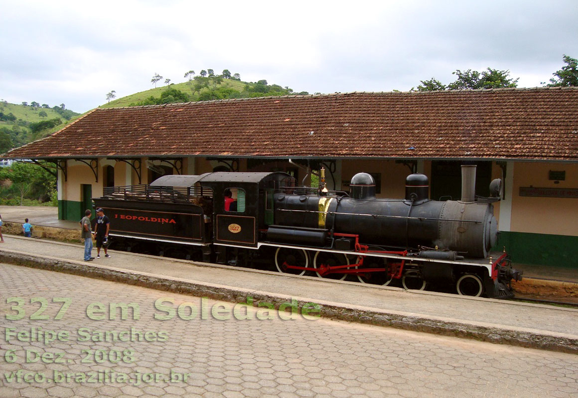A locomotiva a vapor 327, da antiga Estrada de Ferro Leopoldina, diante da estação ferroviária de Soledade de Minas
