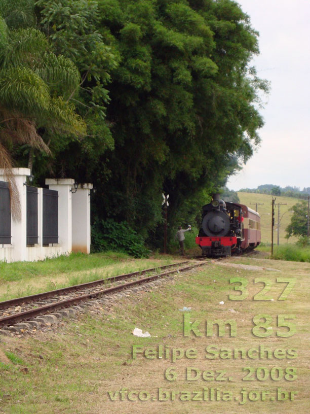 A locomotiva 327 tracionando o trem turístico nas proximidades do km 85