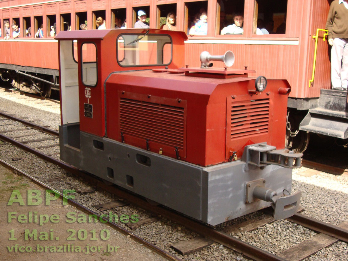 Pequena locomotiva de manobra, movida a diesel