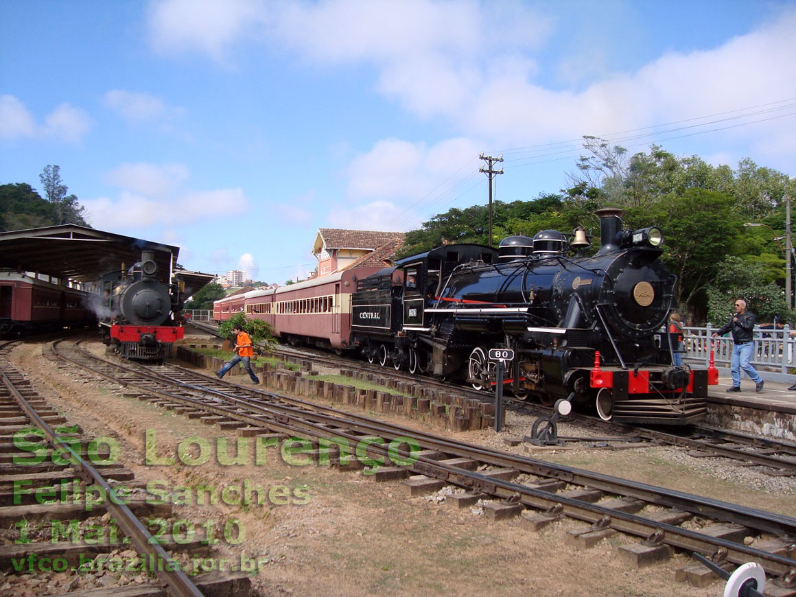 Locomotivas a vapor 327 e 1424 na estação ferroviária de São Lourenço (MG)