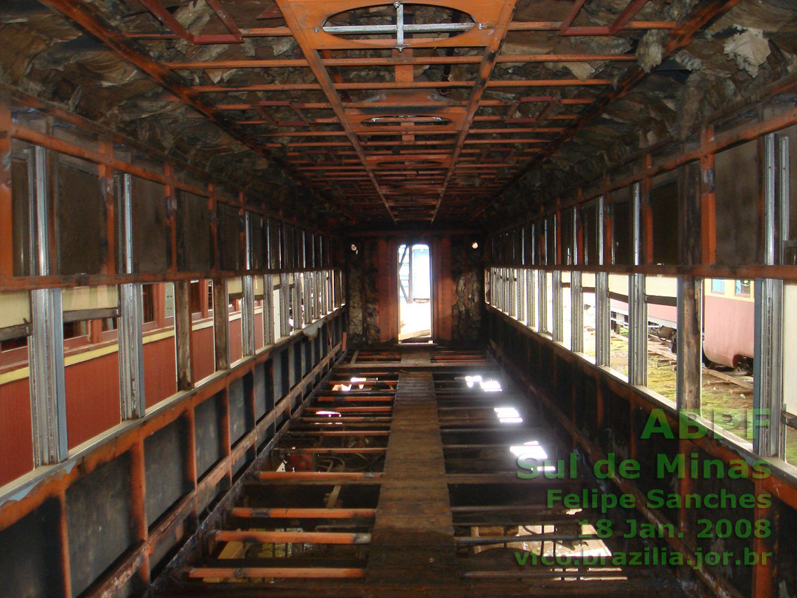 Aspecto do interior de um vagão de aço carbono antes de ser reformado