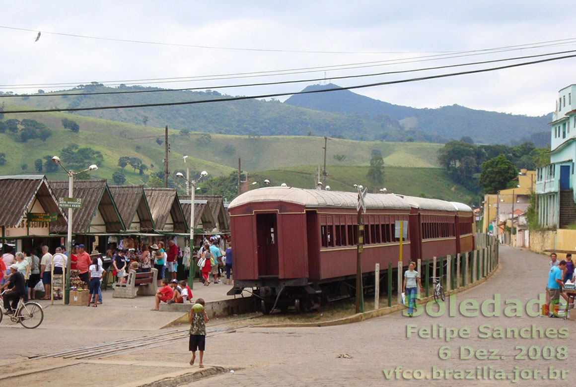 Enquanto os turistas conhecem o artesanato e os produtos típicos na feirinha, a locomotiva se desengata do trem e aguarda no prédio principal da estação ferroviária de Soledade de Minas